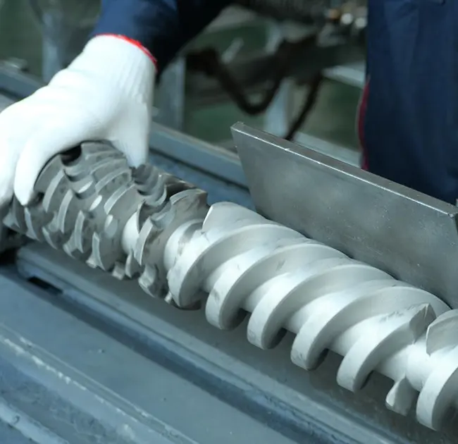 De ce apar linii negre în mod repetat în extruder? Acest articol vă învață cum să determinați rapid dacă este cauzat de o problemă cu cilindrul sau șurubul.