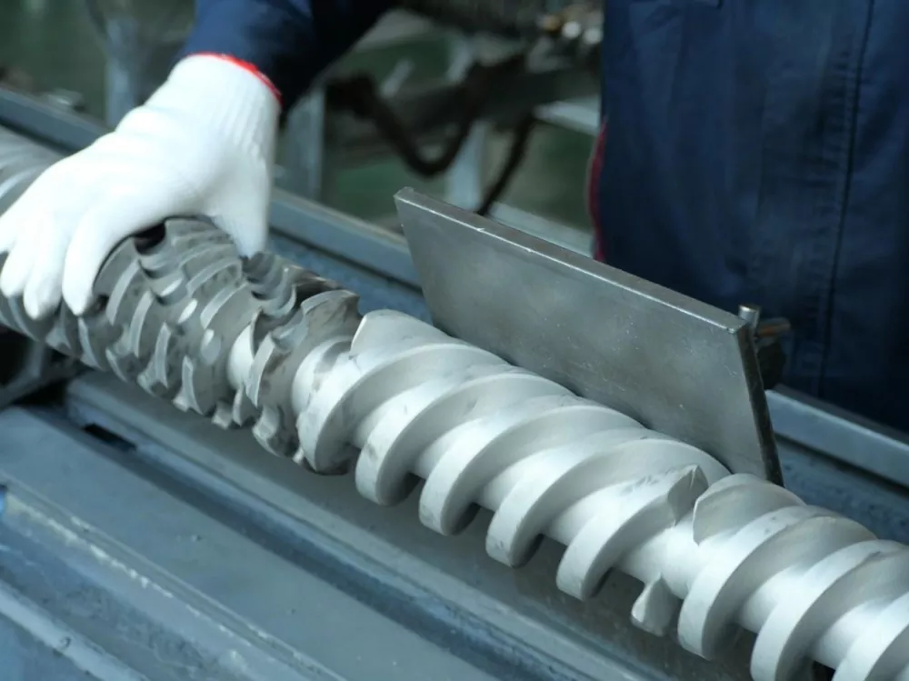 Cum să curățați un extruder cu un singur șurub fără a deteriora șurubul sau cilindrul Cum să curățați un extruder cu un singur șurub fără a deteriora șurubul sau cilindrul